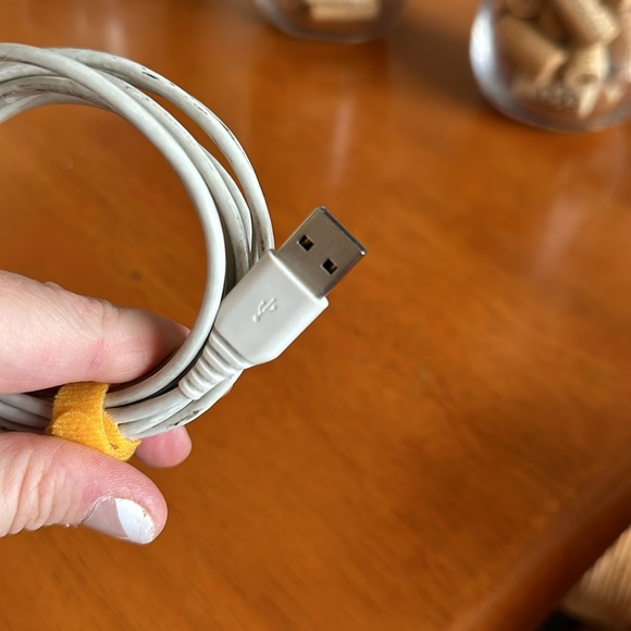 Amazon Basics 6 foot apple compatible lightning charger - Picture 2 of 3